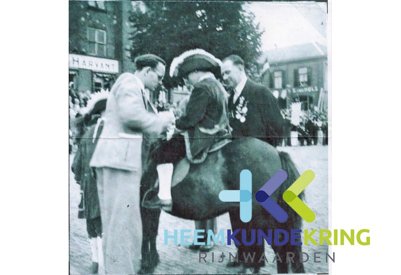 links dhr. B.Max jongentje op ponny j. Verwoerd